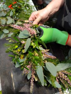 Ahkeria käsipereja oli syksyn seppeleitä sitoessa.