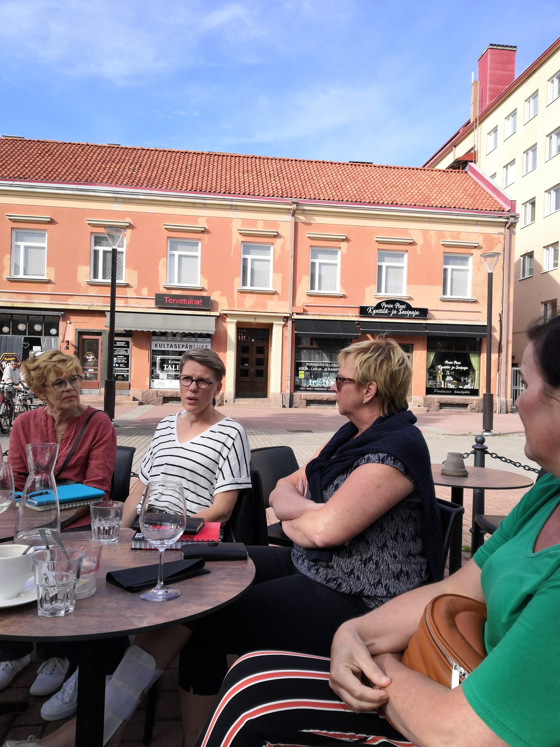 Loppuvuoden tapahtumia lounashetkiä, vierailu Lavikossa, retki Merihelmeen, Porin Yrittäjänaiset ry:n 75 v. juhla